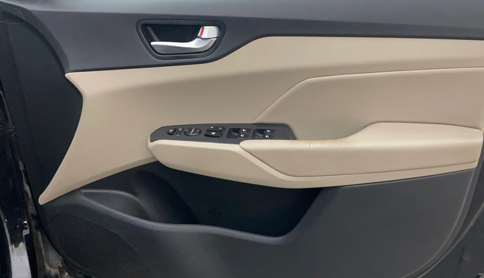 2018 Hyundai Verna 1.6 VTVT SX (O) AT, Petrol, Automatic, 55,391 km, Driver Side Door Panels Control