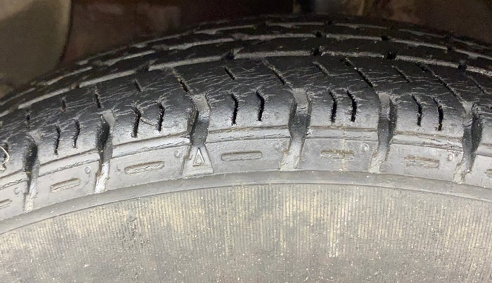 2014 Hyundai Grand i10 SPORTZ AT 1.2 KAPPA VTVT, Petrol, Automatic, 1,10,190 km, Left Front Tyre Tread