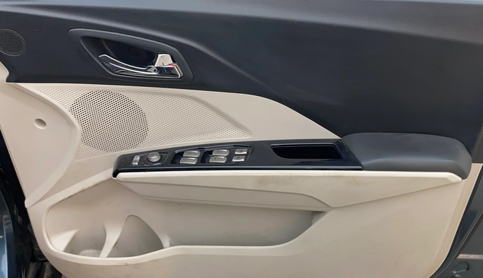 2019 Mahindra XUV300 W8 1.5 DIESEL, Diesel, Manual, 48,852 km, Driver Side Door Panels Control