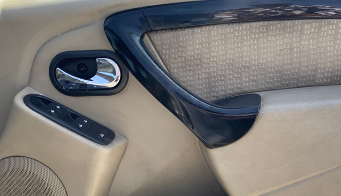 2014 Nissan Terrano XV D THP 110 PS, Diesel, Manual, 65,489 km, Driver Side Door Panels Control