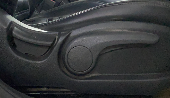 2018 Hyundai Elite i20 SPORTZ 1.2, Petrol, Manual, 1,00,499 km, Driver Side Adjustment Panel