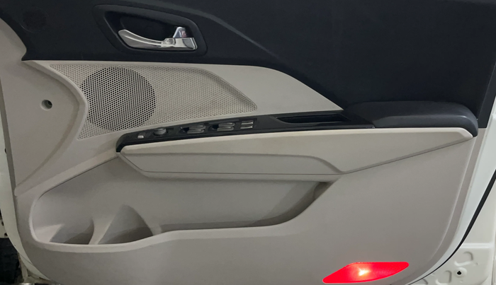 2019 Mahindra XUV300 W8 (O) 1.2 PETROL, Petrol, Manual, 75,045 km, Driver Side Door Panels Control