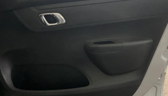 2019 Renault Kwid RXT 1.0 (O), Petrol, Manual, 56,377 km, Driver Side Door Panels Control