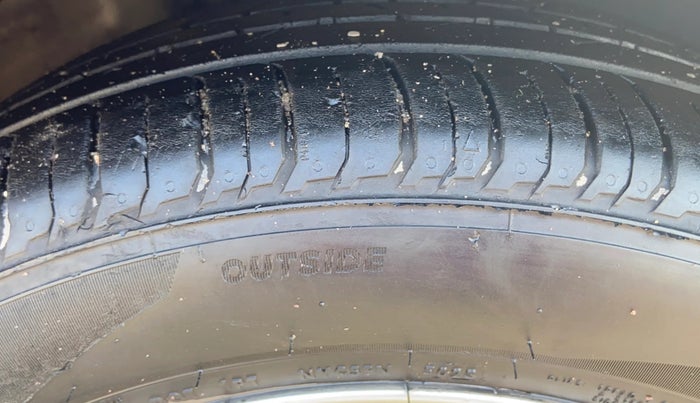 2018 Volkswagen Ameo HIGHLINE PLUS 1.5L AT 16 ALLOY, Diesel, Automatic, 86,982 km, Right Front Tyre Tread