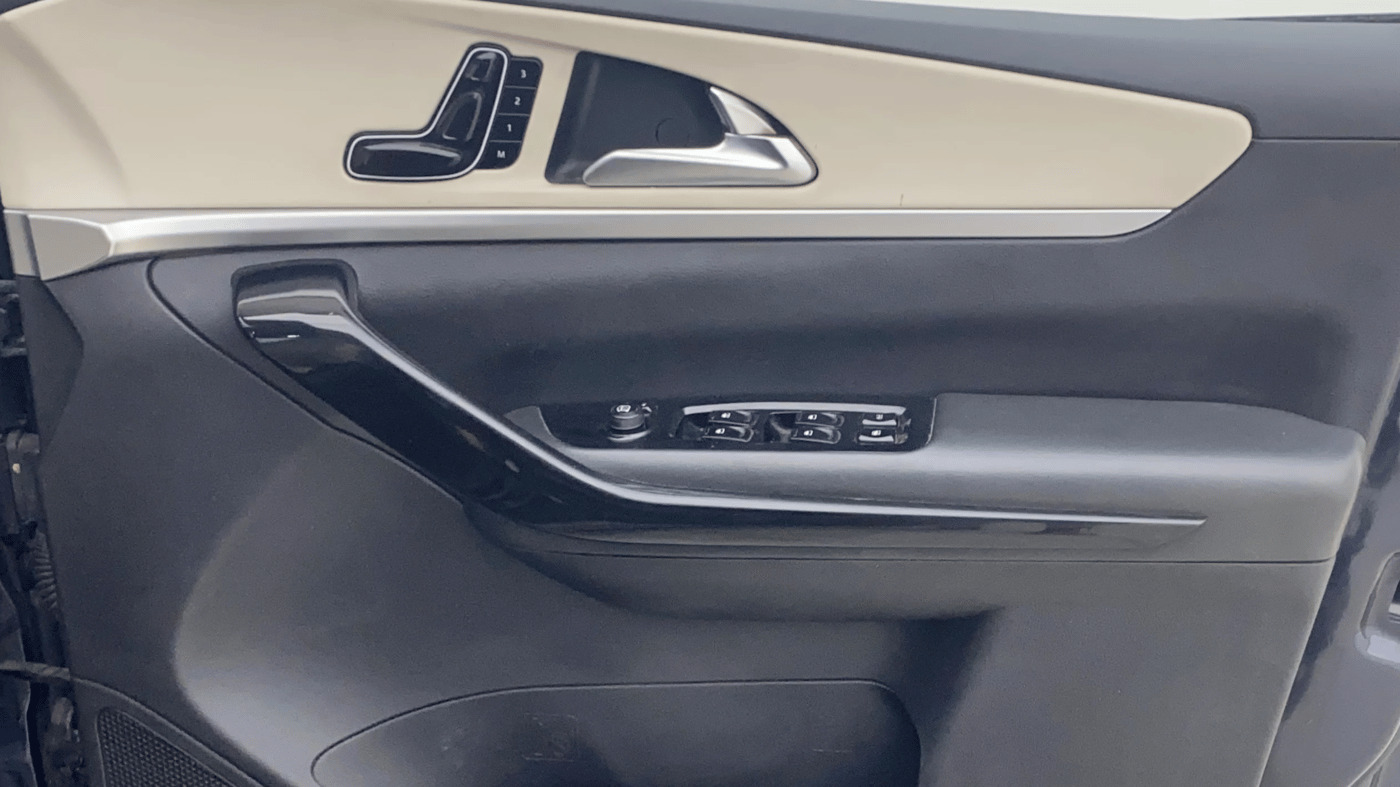 2023 Mahindra XUV700 AX 7 D AT 7 STR, Diesel, Automatic, 87,623 km, Driver Side Door Panels Control
