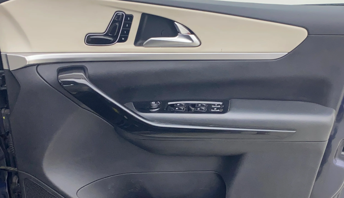 2023 Mahindra XUV700 AX 7 D AT 7 STR, Diesel, Automatic, 87,623 km, Driver Side Door Panels Control