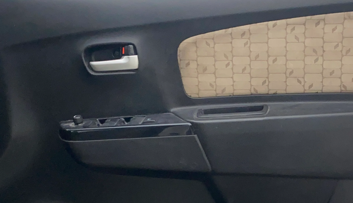 2017 Maruti Wagon R 1.0 VXI, Petrol, Manual, 36,149 km, Driver Side Door Panels Control