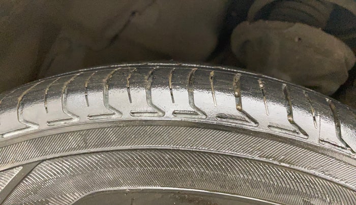 2014 Maruti Celerio VXI CNG, CNG, Manual, 1,33,422 km, Left Front Tyre Tread