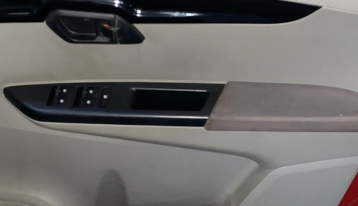 2016 Mahindra Kuv100 K6 PLUS 6 STR, Petrol, Manual, 71,388 km, Driver Side Door Panels Control