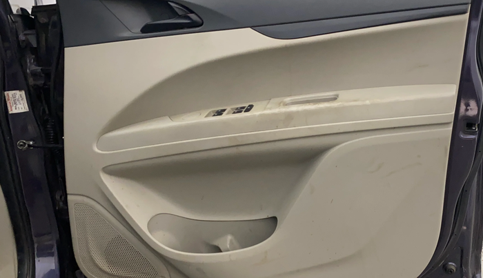 2018 Mahindra MARAZZO M2 8 STR, Diesel, Manual, 77,219 km, Driver Side Door Panels Control