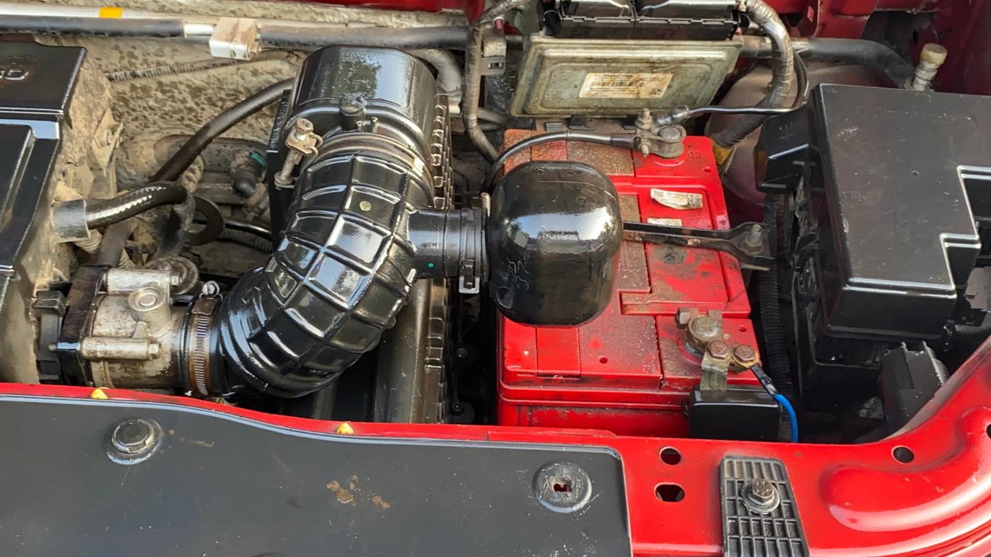 2018 Mahindra KUV 100 NXT K8 P 6 STR DUAL TONE, Petrol, Manual, 92,600 km, Engine View - Left