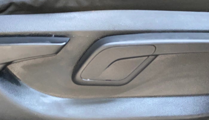 2018 Mahindra KUV 100 NXT K8 P 6 STR DUAL TONE, Petrol, Manual, 92,567 km, Driver Side Adjustment Panel