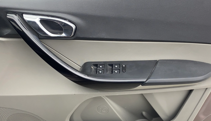 2016 Tata Tiago XZ PETROL, Petrol, Manual, 31,225 km, Driver Side Door Panels Control