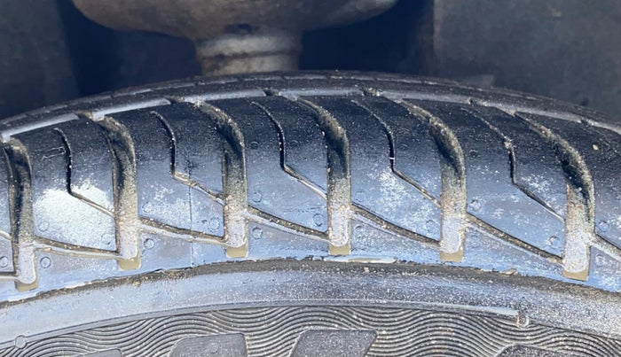 2014 Renault Duster 85 PS RXL DIESEL, Diesel, Manual, 66,797 km, Right Front Tyre Tread