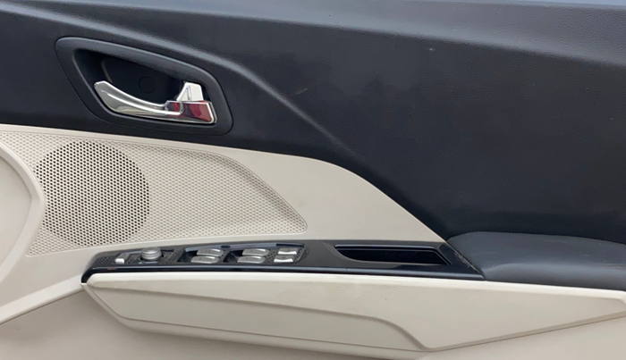 2021 Mahindra XUV300 W8(O) 1.2 PETROL DUAL TONE, Petrol, Manual, 49,232 km, Driver Side Door Panels Control