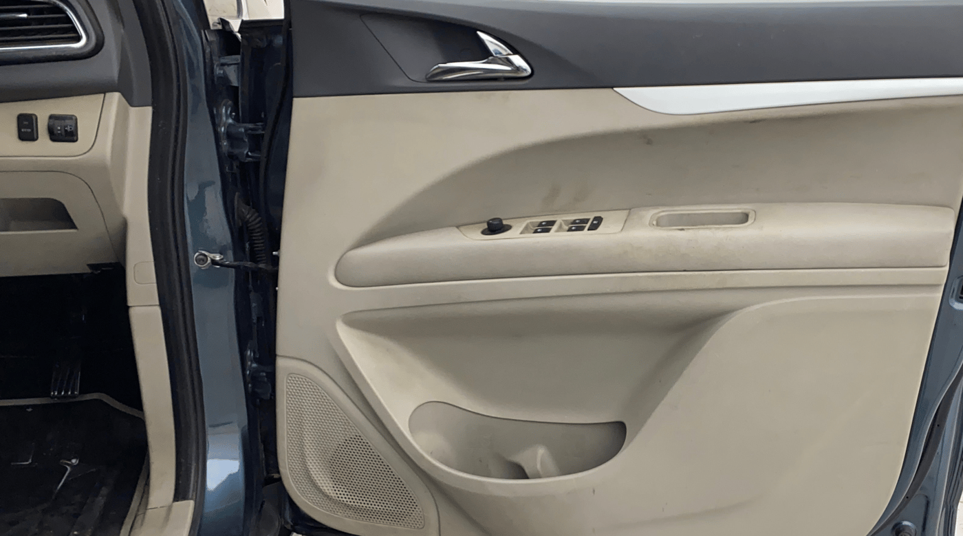 2019 Mahindra MARAZZO M6 8 STR, Diesel, Manual, 81,961 km, Driver Side Door Panels Control