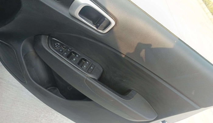 2021 Hyundai VENUE S+ 1.2, Petrol, Manual, 43,393 km, Driver Side Door Panels Control