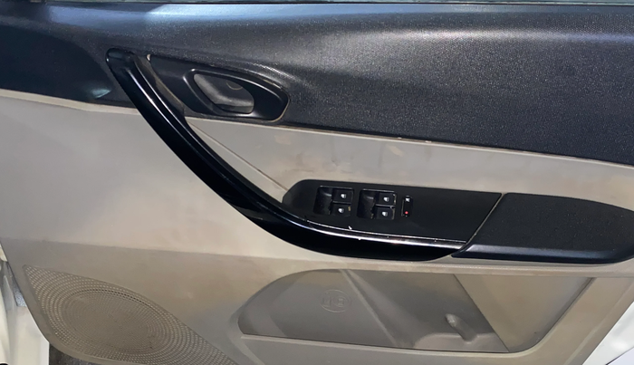 2017 Tata Tiago XT PETROL, Petrol, Manual, 1,25,021 km, Driver Side Door Panels Control