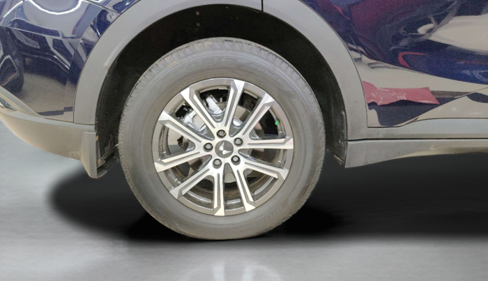 2022 Mahindra XUV700 AX 7 LUXURY P AT 7 STR, Petrol, Automatic, 33,423 km, Right Rear Wheel