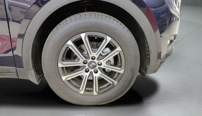 2022 Mahindra XUV700 AX 7 LUXURY P AT 7 STR, Petrol, Automatic, 33,423 km, Right Front Wheel