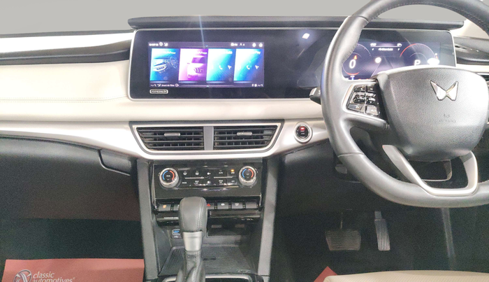 2022 Mahindra XUV700 AX 7 LUXURY P AT 7 STR, Petrol, Automatic, 33,423 km, Air Conditioner