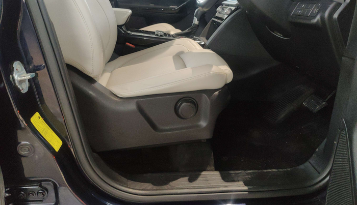 2022 Mahindra XUV700 AX 7 LUXURY P AT 7 STR, Petrol, Automatic, 33,423 km, Driver Side Adjustment Panel