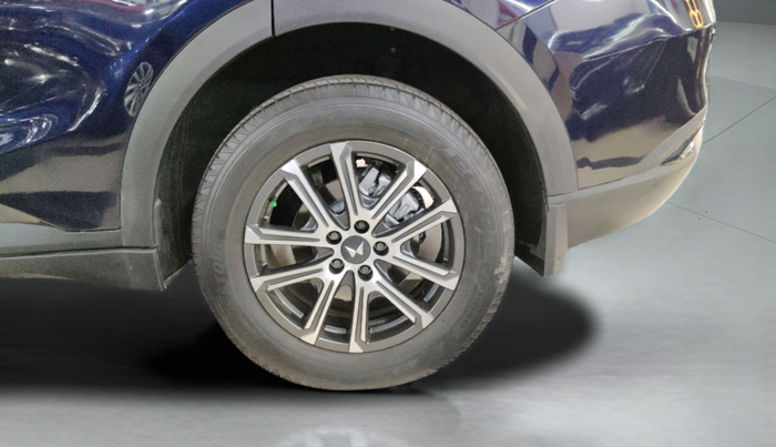 2022 Mahindra XUV700 AX 7 LUXURY P AT 7 STR, Petrol, Automatic, 33,423 km, Left Rear Wheel