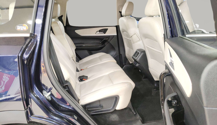 2022 Mahindra XUV700 AX 7 LUXURY P AT 7 STR, Petrol, Automatic, 33,423 km, Right Side Rear Door Cabin