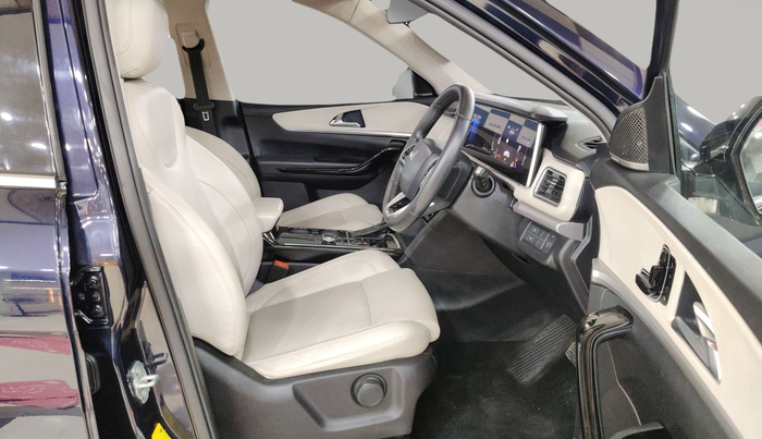 2022 Mahindra XUV700 AX 7 LUXURY P AT 7 STR, Petrol, Automatic, 33,423 km, Right Side Front Door Cabin
