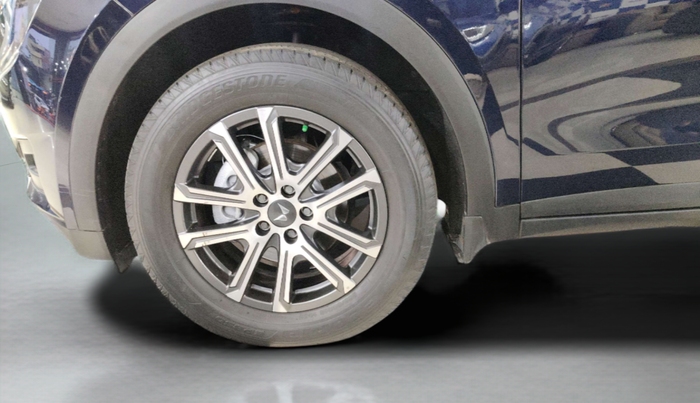 2022 Mahindra XUV700 AX 7 LUXURY P AT 7 STR, Petrol, Automatic, 33,423 km, Left Front Wheel