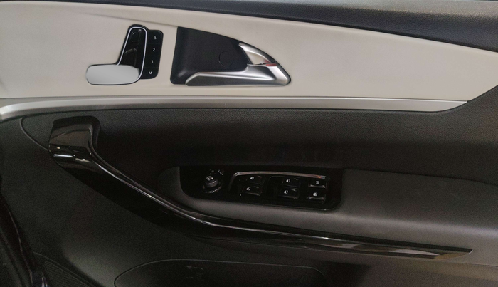 2022 Mahindra XUV700 AX 7 LUXURY P AT 7 STR, Petrol, Automatic, 33,423 km, Driver Side Door Panels Control