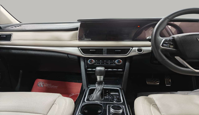 2022 Mahindra XUV700 AX 7 LUXURY D AWD AT 7 STR, Diesel, Automatic, 29,356 km, Air Conditioner