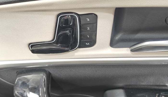 2022 Mahindra XUV700 AX 7 LUXURY D AWD AT 7 STR, Diesel, Automatic, 29,356 km, Driver Side Adjustment Panel