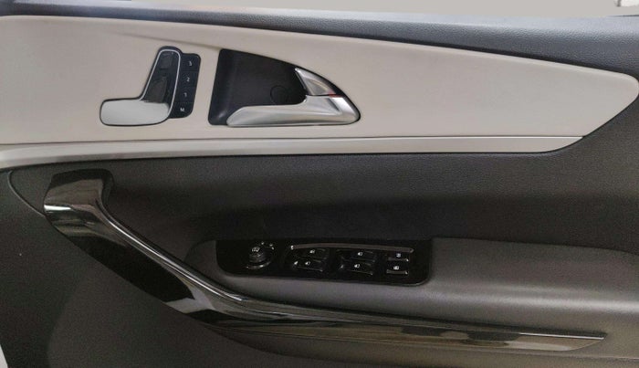 2022 Mahindra XUV700 AX 7 LUXURY D AWD AT 7 STR, Diesel, Automatic, 29,356 km, Driver Side Door Panels Control