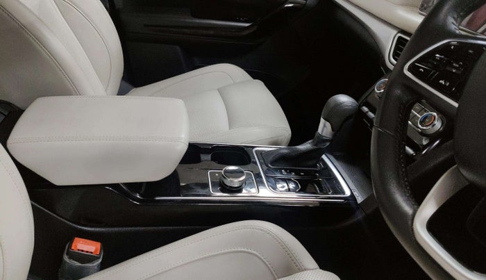 2022 Mahindra XUV700 AX 7 LUXURY D AWD AT 7 STR, Diesel, Automatic, 29,356 km, Gear Lever