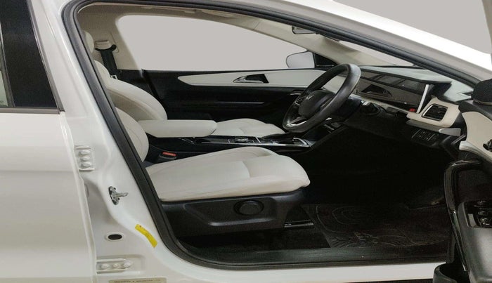 2022 Mahindra XUV700 AX 7 LUXURY D AWD AT 7 STR, Diesel, Automatic, 29,356 km, Right Side Front Door Cabin