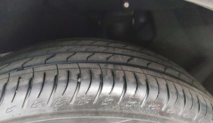 2022 Mahindra XUV700 AX 7 LUXURY D AWD AT 7 STR, Diesel, Automatic, 29,356 km, Left Front Tyre Tread
