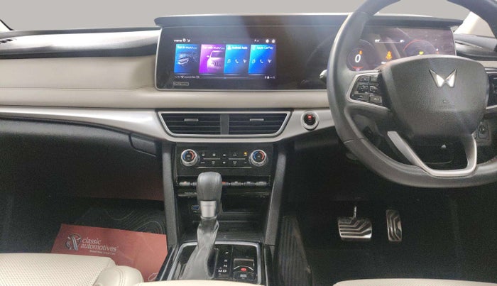 2022 Mahindra XUV700 AX 7 LUXURY D AWD AT 7 STR, Diesel, Automatic, 29,356 km, Air Conditioner