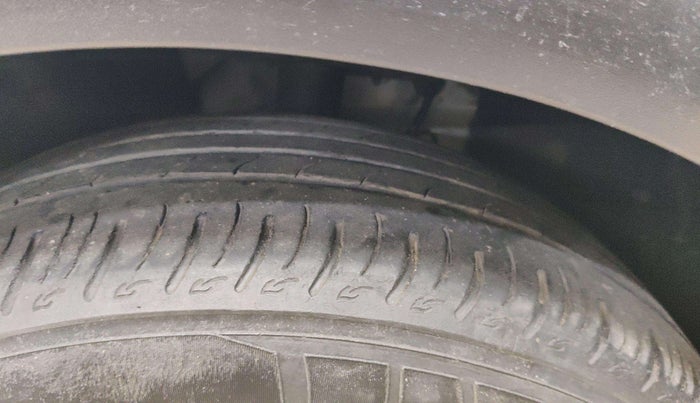 2022 Mahindra XUV700 AX 7 LUXURY D AWD AT 7 STR, Diesel, Automatic, 29,356 km, Right Front Tyre Tread