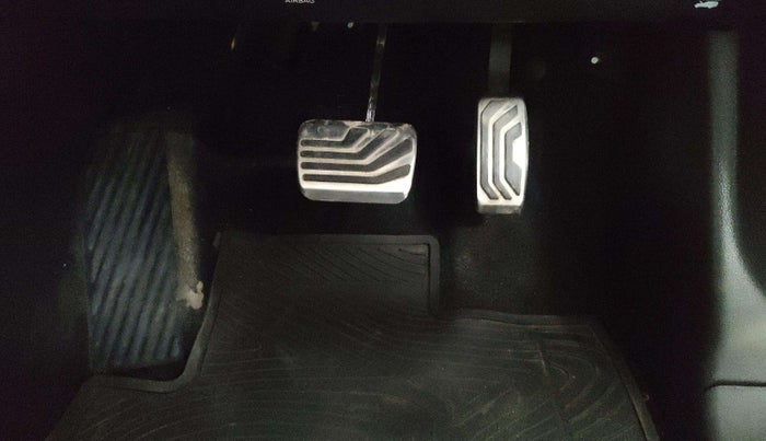 2022 Mahindra XUV700 AX 7 LUXURY D AWD AT 7 STR, Diesel, Automatic, 29,356 km, Pedals