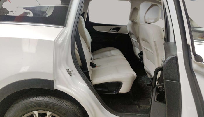 2022 Mahindra XUV700 AX 7 LUXURY D AWD AT 7 STR, Diesel, Automatic, 29,356 km, Right Side Rear Door Cabin