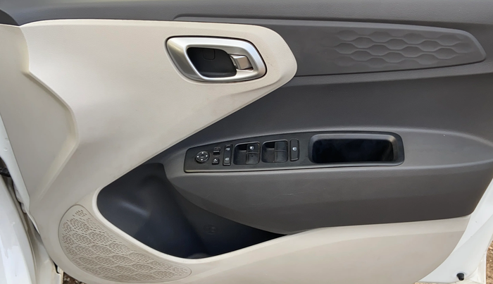 2020 Hyundai AURA SX 1.2, CNG, Manual, 55,457 km, Driver Side Door Panels Control