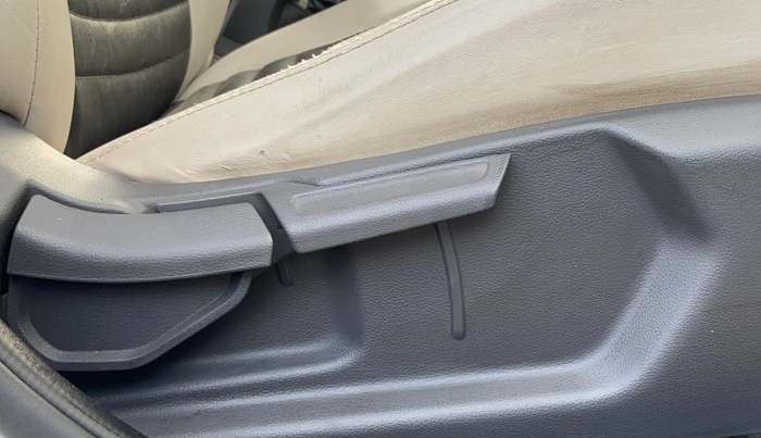 2020 Hyundai AURA SX 1.2, CNG, Manual, 55,457 km, Driver Side Adjustment Panel