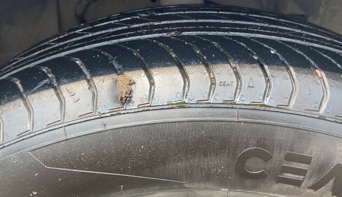 2018 Tata NEXON XM PETROL, Petrol, Manual, 1,47,494 km, Right Front Tyre Tread