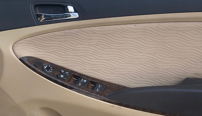 2014 Hyundai Verna FLUIDIC 1.4 VTVT CX, Petrol, Manual, 1,15,873 km, Driver Side Door Panels Control