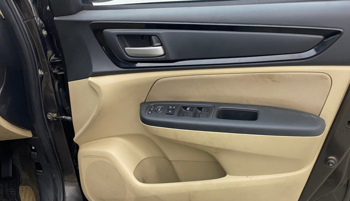 2019 Honda Amaze 1.2L I-VTEC S, CNG, Manual, 68,383 km, Driver Side Door Panels Control