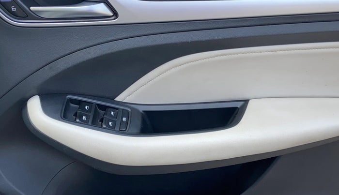 2022 MG ASTOR SUPER 1.5 CVT, Petrol, Automatic, 24,114 km, Driver Side Door Panels Control