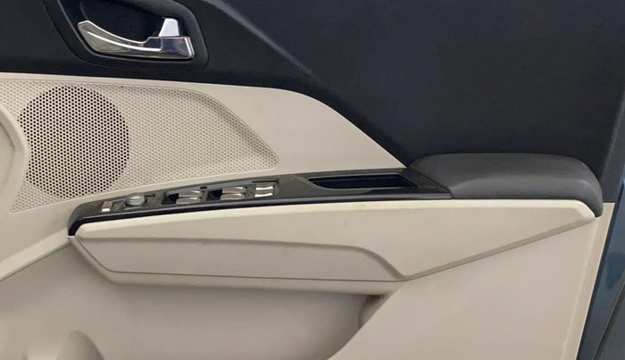 2021 Mahindra XUV300 W8 (O) 1.2 PETROL AMT, Petrol, Automatic, 45,205 km, Driver Side Door Panels Control