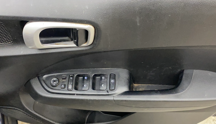 2021 Hyundai VENUE S+ 1.2, Petrol, Manual, 73,267 km, Driver Side Door Panels Control