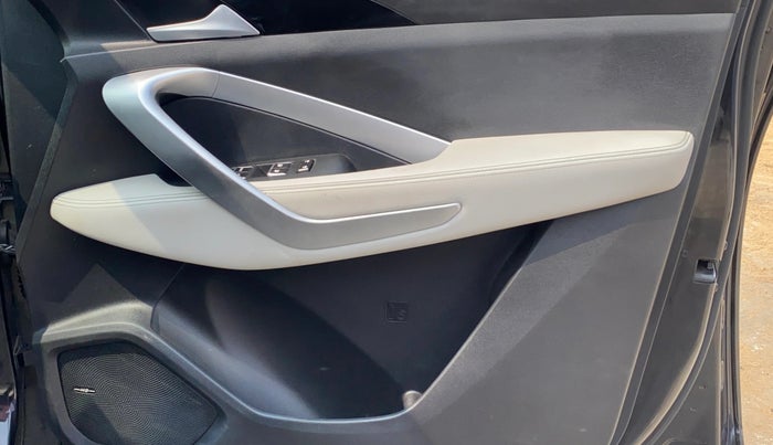 2021 MG HECTOR PLUS SUPER 1.5 PETROL TURBO HYBRID MT 7-STR, Petrol, Manual, 29,252 km, Driver Side Door Panels Control